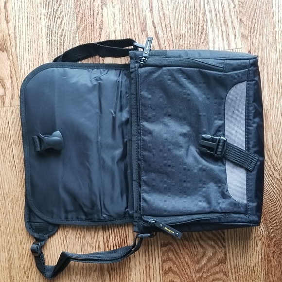 Targus Netbook Carrier Case ❤ Multiple Storage Compartments ❤ Adjustable Strap - Picture 3 of 10